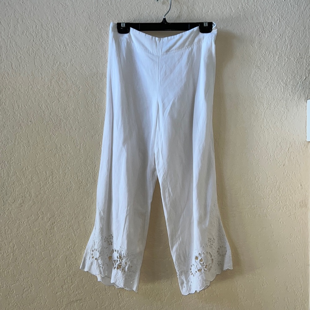 Women’s crop pants with lace floral hem size 6